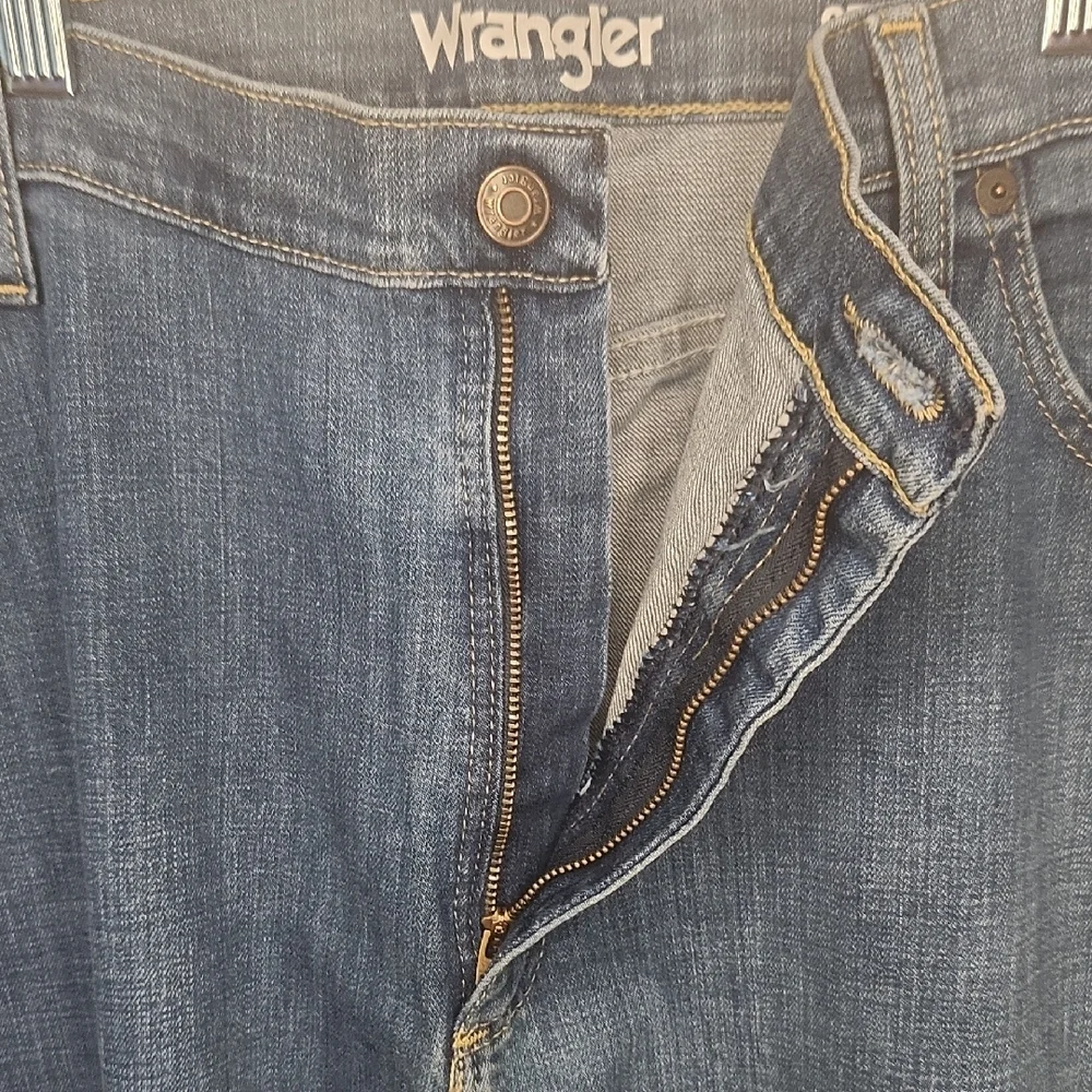 NWT Wrangler Men's Classic Medium Wash Blue Straight Fit Jeans Size 40x30